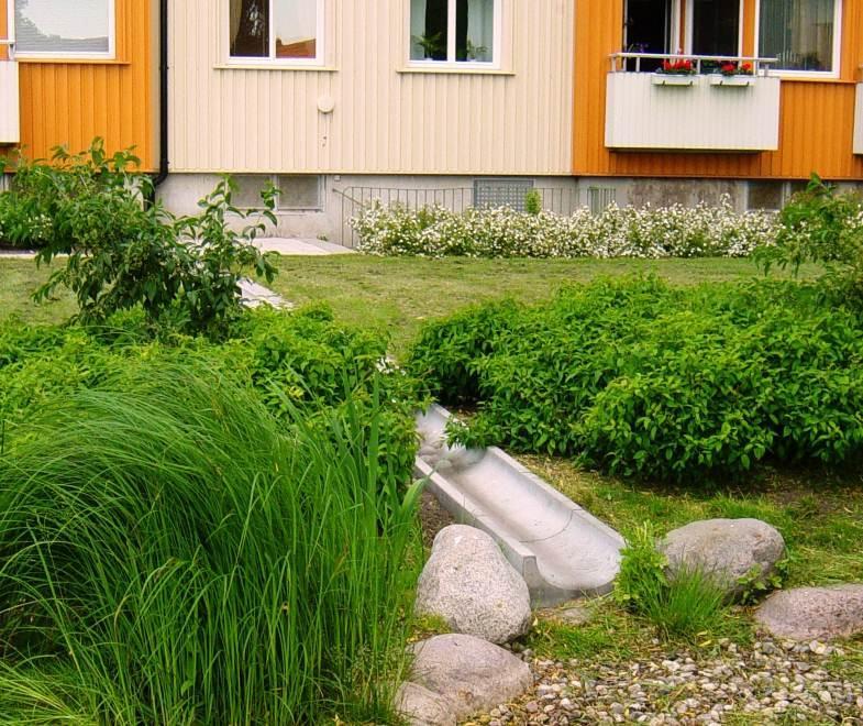 12 (20) Figur 4. Exempel på ränna för avledning av takvatten 1.1.2 Ytlig magasinering För att reducera det