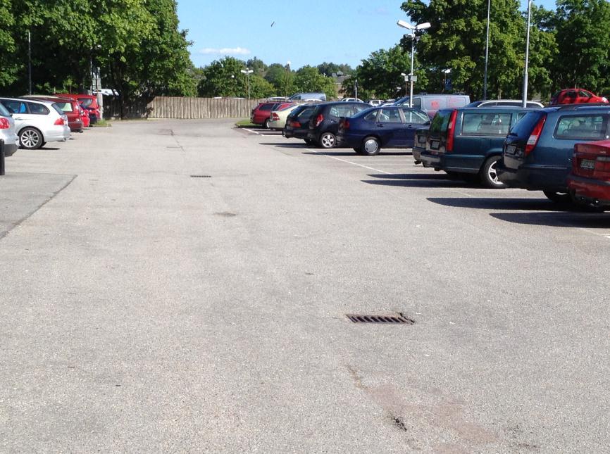 9 (28) Figur 3. Befintlig parkeringsyta med rännstensbrunnar mellan Katjas gata och Julias gata 2.