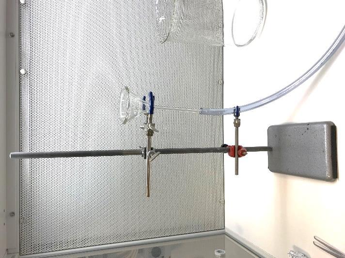 Påkopplad glastratt som användes vid sköljning med ultrarent vatten av provtagningsbägare.