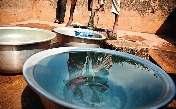 Mål 6: Rent vatten och sanitet Foto: UNICEF/Asselin Säkerställa tillgång till och hållbar vatten- och sanitets- förvaltning för alla.