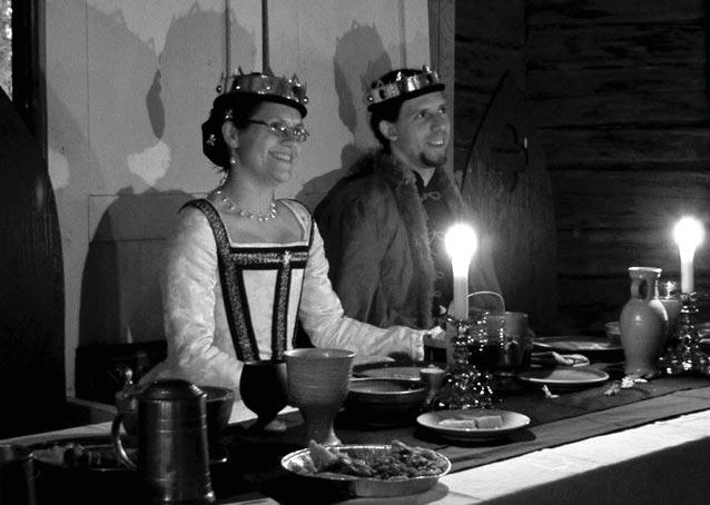 deras egenskaper fick Philippa en korg rosa kakor och William ett litet träsvärd med tillhörande sköld. Kvällens bankett var sedan lång, god och underhållande.