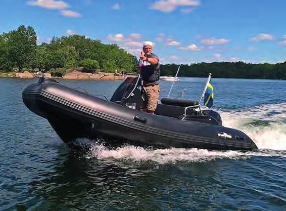 Djupt och vasst V-skrov som tål högre sjö och pressar vattnet ut mot sidorna.