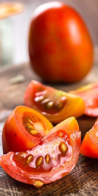 Den älskade tomaten Tomaten tillhör inte våra gamla kulturväxter utan är en import från Amerika på 1500-talet Tomaten är svenska folket mest älskade