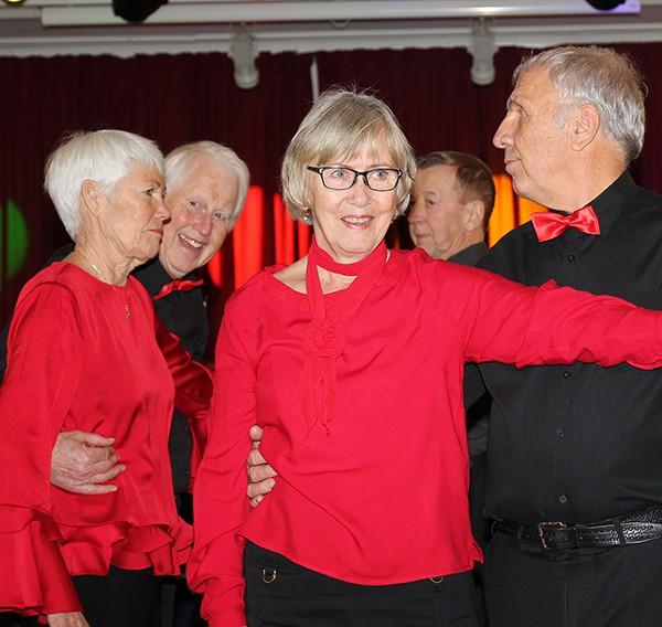 Växjöortens Folkdanslag på Kulturnatten 2019-01-26 Först ut i IOGTprogrammet på årets kulturnatt är Växjöortens folkdanslag.