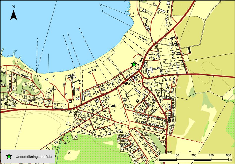 Topografi och fornlämningsmiljö Köpingsvik ligger skyddat vid den grunda, breda Köpingsviken ca 5 km norr om Borgholm och flankeras på två sidor, i sydväst och nordost, av den höga kalkstensklippan,