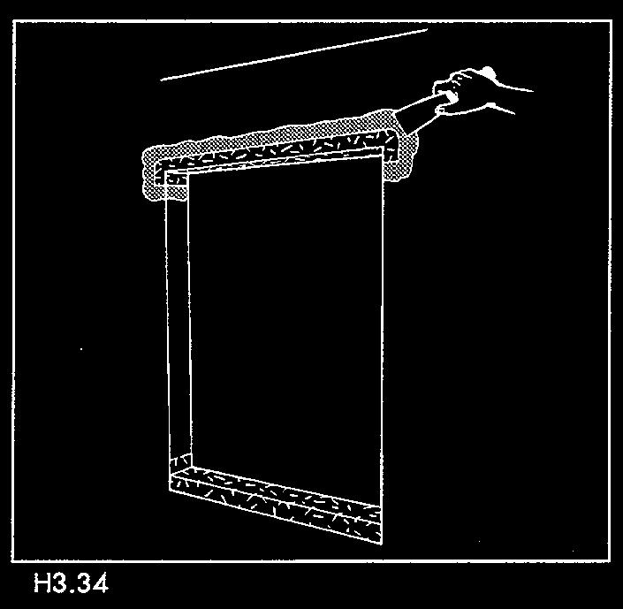 35 Väggbeklädnaden rullas ut över fönsterytan och viks in i sidsmygarna. H3.