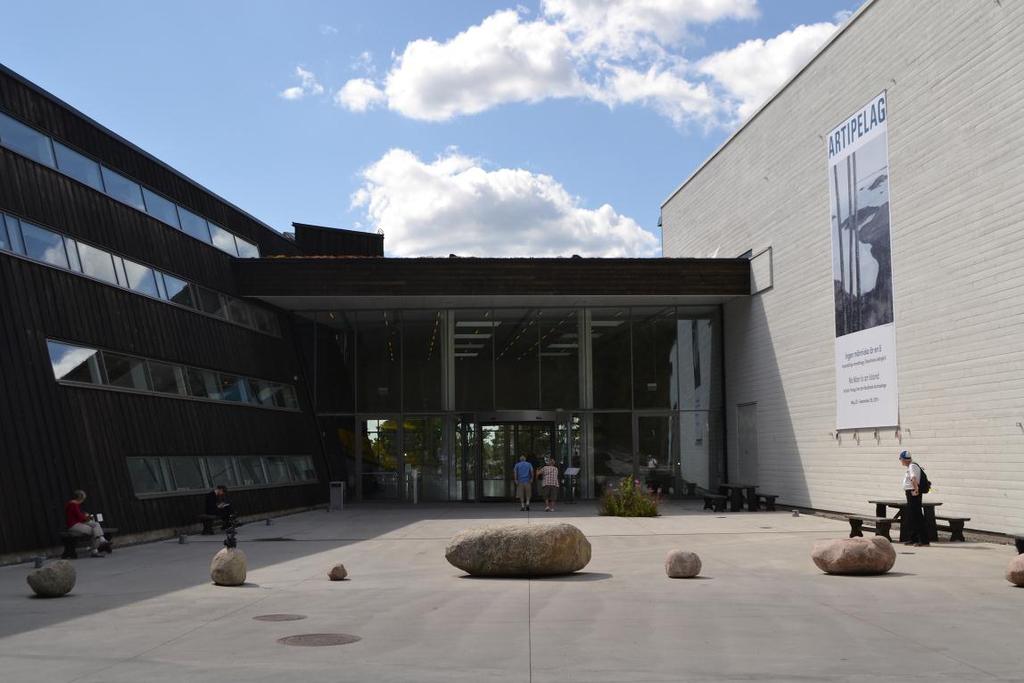 Bild 5: Entré till konsthall Artipelag. Friytor Ridstigar Flertalet ridhus och stall ligger i närområdet vilket innebär att hästar är vanligt förkommande på både stigar och vägar.