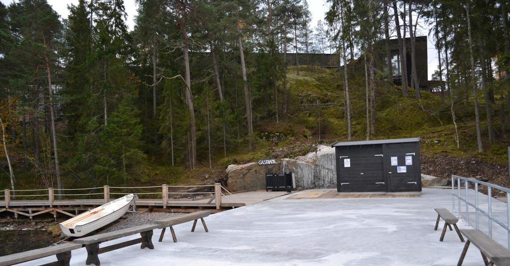 Servicebyggnaden för båtresenärer planeras att uppföras på en redan ianspråktagen hårdgjord yta.