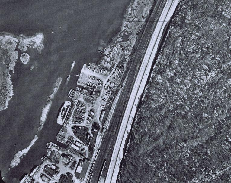 Docka Fritidsbåtar Bild 5.2 Flygbild från 1977 över norra delen av f d Bohus Varv (bildnr 7B 77 526f 1625a 10). Undersökningsområdets ungefärliga gräns har markerats med en röd linje. 5.5 Framtida markanvändning Aktuella planer för markanvändning finns översiktligt redovisade i bilaga 3.