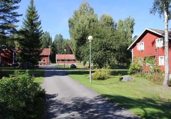 nordväst om Flen. Läge nära Hälleforsnäs med en timme tågresa från Stockholm. 46 gästrum varav femton med WC/dusch och elva med WC i fyra olika byggnader.