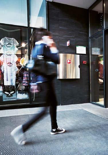 4 Förord Denna handbok riktar sig till dig som driver eller jobbar i en butik som säljer behållare som innehåller brandfarliga gaser eller vätskor i någon form.