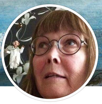 Vem är då denna Monica? Född i Stockholms innerstad 1948 i en konstnärlig miljö, den förvärvsarbetande modern målade på lediga stunder och den kände men frånvarande fadern var musiker.