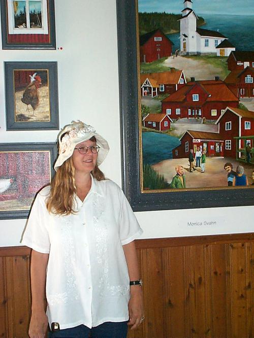 Monica framför ett av sina skärgårdsmotiv vid en utställning 2006 Livet går dock vidare, hon får en fast anställning på Konsum Stockholms reklamavdelning där hon träffar Kenneth som ger henne