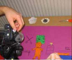 8 (11) Animationsverkstad Att prova på att göra tecknad film är spännande och roligt för såväl stora som små.