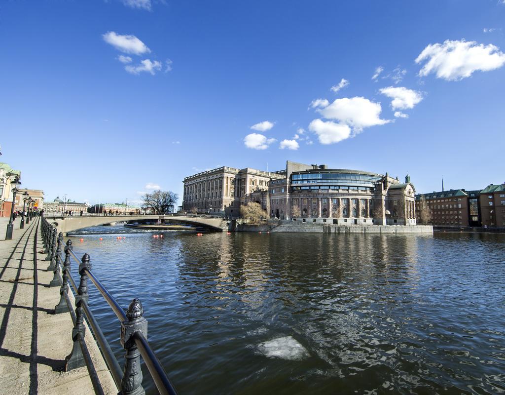 Successionsordningen handlar om hur det går till när Sverige ska få en ny statschef. Sverige är en monarki och det betyder att det finns ett kungahus och att statschefen är en kung eller drottning.