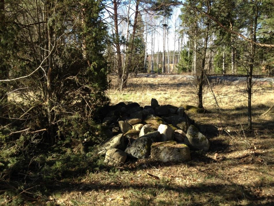 Ligger intill betesmark och sydöstra delen utgör dessutom grandominerad skogsbetesmark med en del liggande stockar. Tätare granskog längst i sydväst.