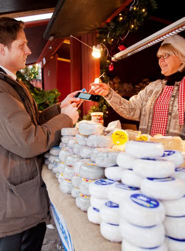 Vem är den utländska shoppingresenären? Den utländska shoppingresenären söker det genuint svenska och handlar gärna hantverk, souvenirer och produkter från svenska varumärken.