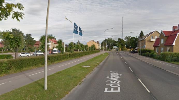 217714 25 / 58 218-1-1 Hastighetsbegränsningen utanför området är 5 km/h. Vägen förbi området är tvåfilig och ej mötesfri, se figur 9 nedan. Figur 9. Edsvägen.
