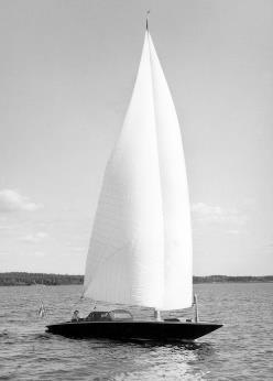 14 Segling Vi samlades vid Skatuddens båthamn. Sedan seglade vi med s/y Navigator ut ur hamnen. Vi fick hjälpa till att hissa segel och alla fick styra i tur och ordning.