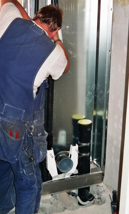 Installera avloppsstammen först Genomförande 3(6) Montering av rör Byggdel: 80 - Montering våtrumskassett - 13 (16) Spillvatten Avloppsstammen monteras först då det blir denna som styr.