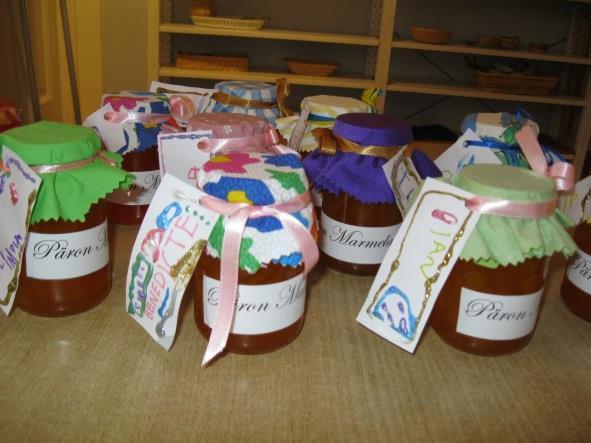 FARSDAGS gåvor: (Högtid/Tradition) Barnen gör päronmarmelad och skapar egna etiketter som sätts på dekorerade burkar. Därefter Dokumenterar de sitt arbete.