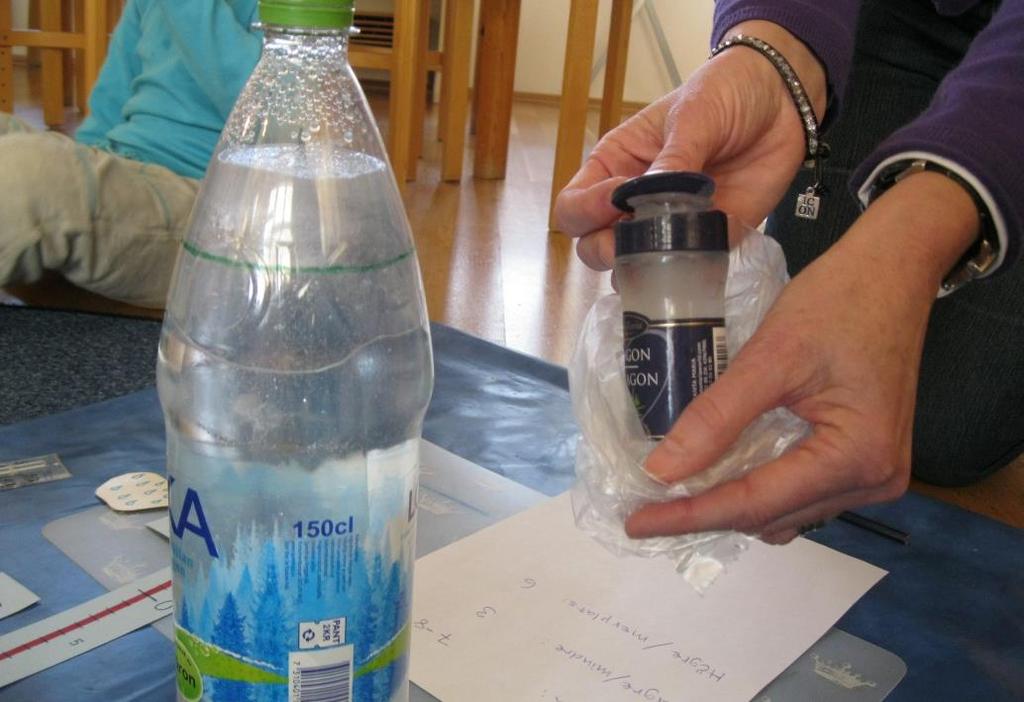 Väderschema; - Vad händer med vatten vid olika temperaturer?. Olika experiment gjordes tillsamman: Ex med Vatten som fryser samt is och snö som smälter...varför? + Hur lång TID tar det?... Flyta/sjunka?