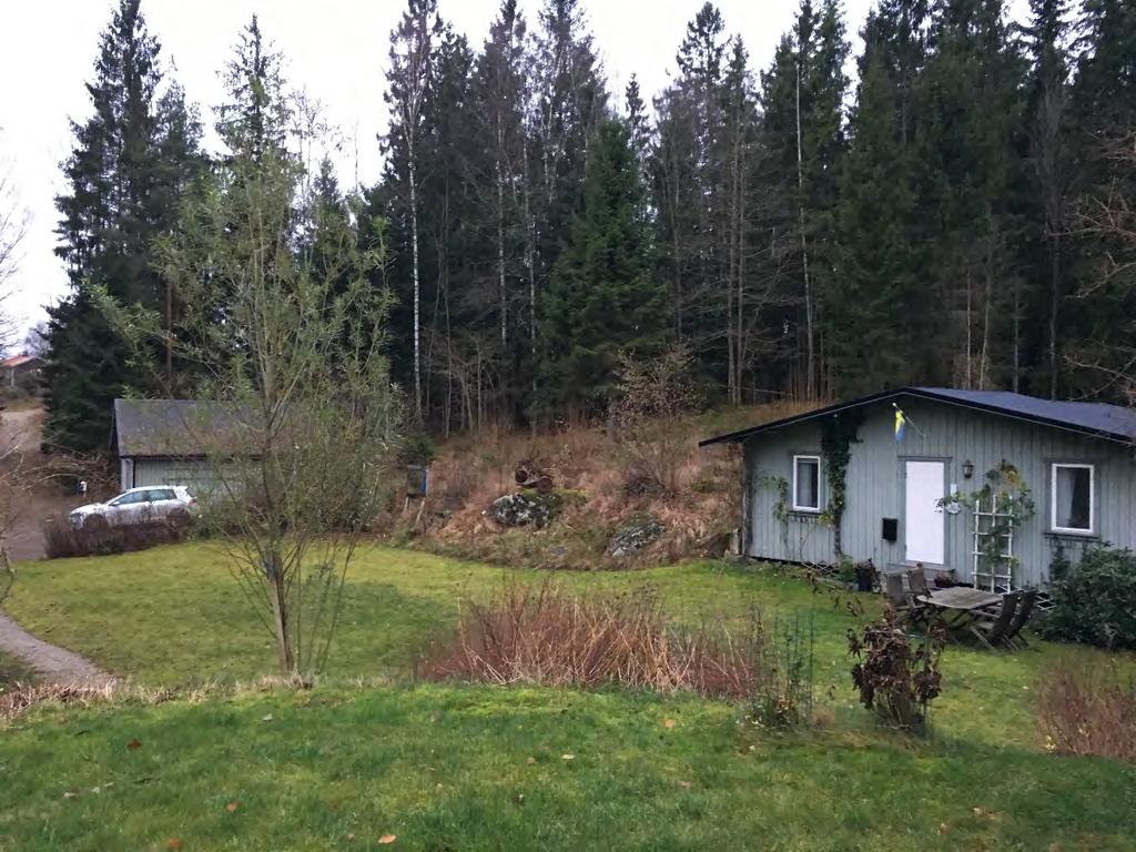 Ansökta placeringen av bostadshuset: uppe i slänten, mellan