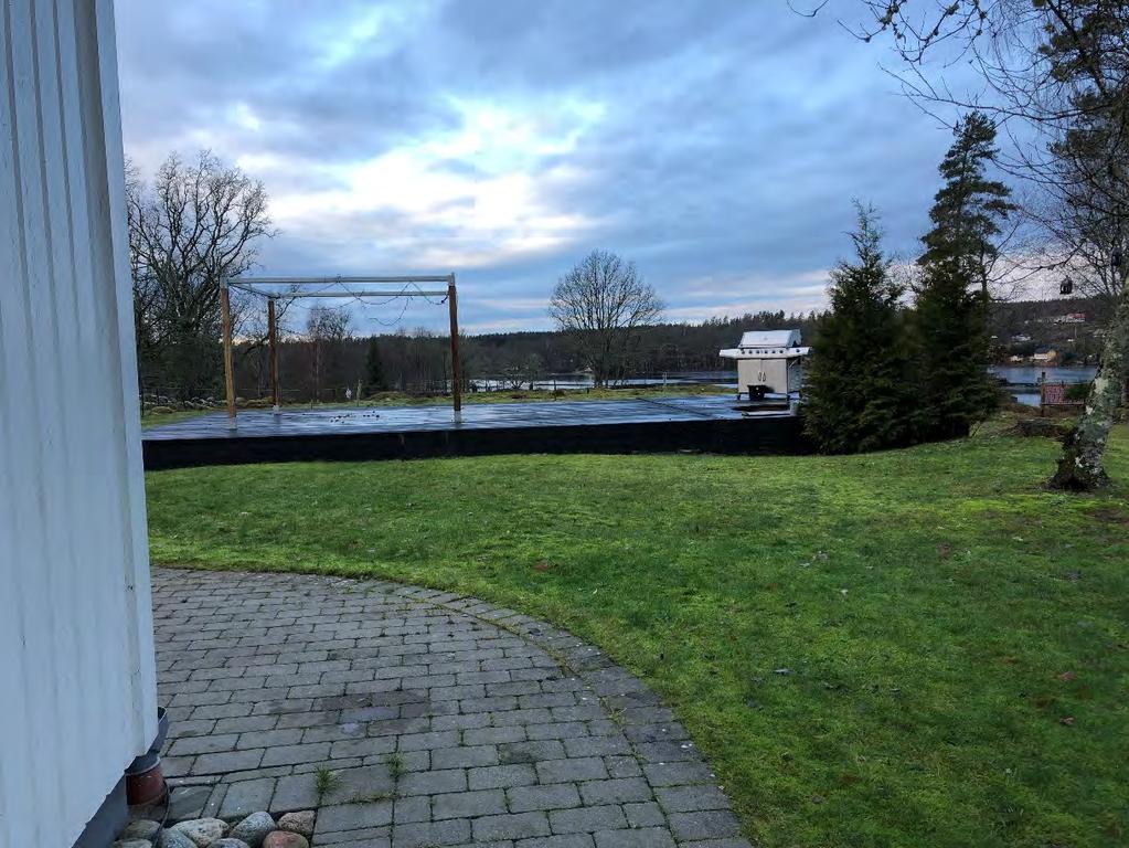 3Huset ligger på en höjd med sjöutsikt.