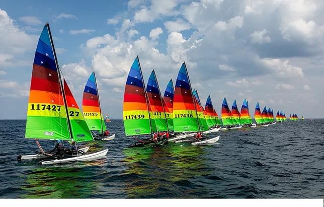 FRÅN KAPPSEGLINGSSEKTIONEN (FORTS) Katarina o Robban seglade i Hobie Cat. EM start i Danmark. Uppskjuten start i EM, väntan på stranden.