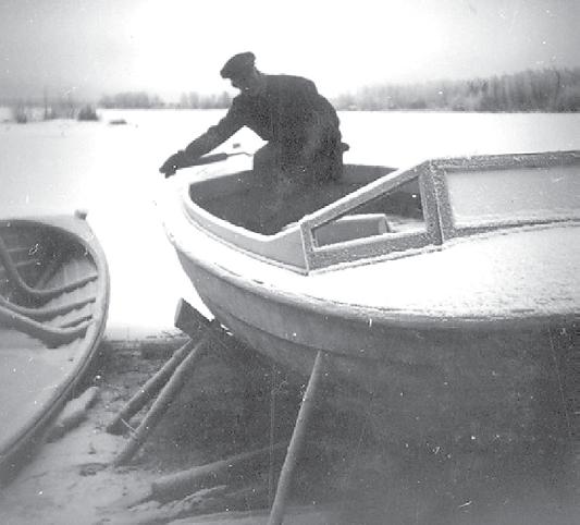 April 2015 Foto:, 1958 Inga-Lisa Josskitts hemarkiv, 1940-tal. Rorkulten (roo[r]kulti, roo[r]pinna) Har du en styrarm som värker så kavla upp ärmarna och fatta tag om rorkulten och håll den stadigt.