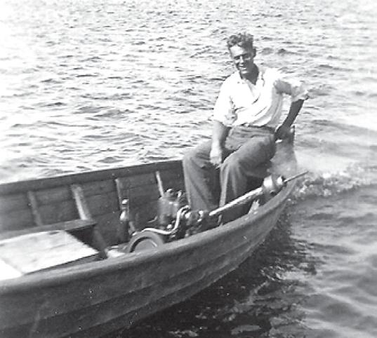 För att kunna styra båten som här är aktuell erfordras ett roder och dess förläng ning till en styrarm eller rorkult, även kallad roderhandtag eller rorpinne. Rorkulten kan även i t.ex.