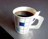 Stadsbor (och andra) kan nuförtiden ur ett stånd till skansa sig rykande hett kaffe, te eller choklad i en pappmugg med lock både på väg till