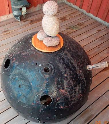 Minan kunde även när som helst slå iland och explodera. Vi får vara tacksamma för det manskap som desarmerade sådana minor som utgjorde en fara, antingen de låg i vattnet eller på land.