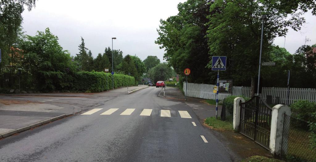 2 I samma korsning är ett övergångsställe beläget (figur 2). Det används av många skolbarn i området, bl.a. till och från Sätoftaskolan, för att nå Styrmansvägen och bakomliggande villagator.