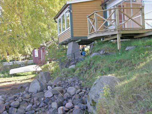 från gata och minst en halv meter från annan gräns. På de befintliga tomterna har en fem meter bred markremsa närmast stranden belagts med förbud mot bebyggelse.