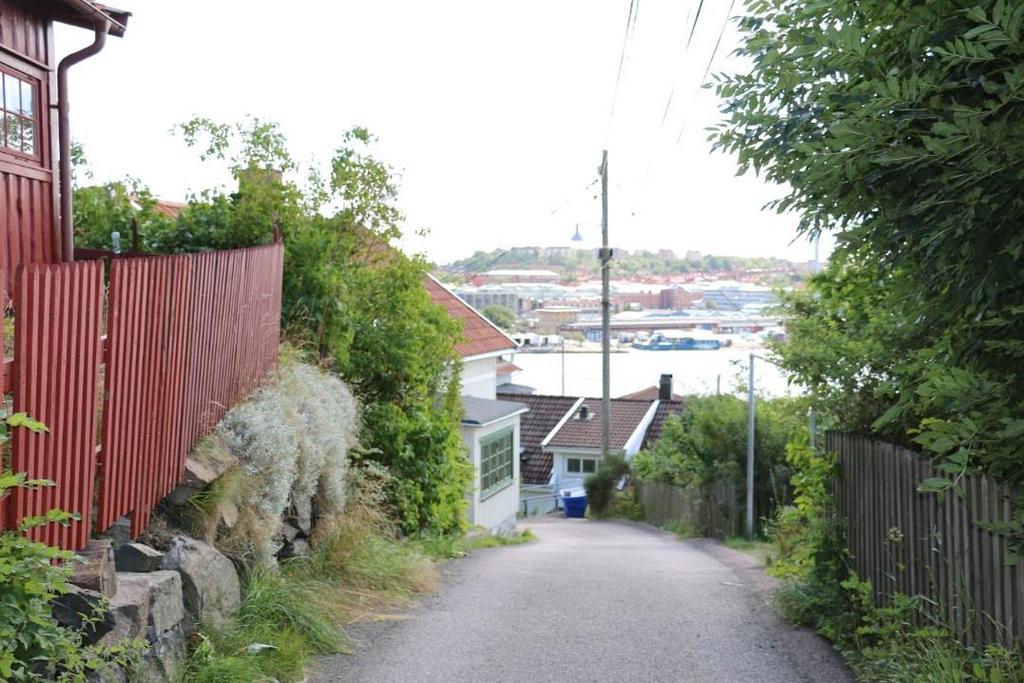 Vy från Slottsberget ner mot det gamla varvsområdet. Bild: Tyréns. Riksintresseområde för kulturmiljö skrafferat i rött, kartutsnitt från Länsstyrelsens webb GIS.