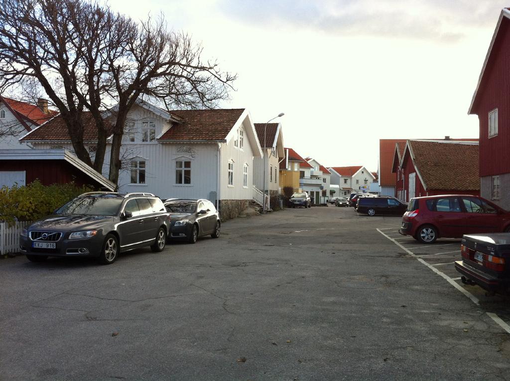 NATURMILJÖ 5.1.2 LANDMILJÖ Fig 20. Gata i centrala Buskär med parkeringsplatser.