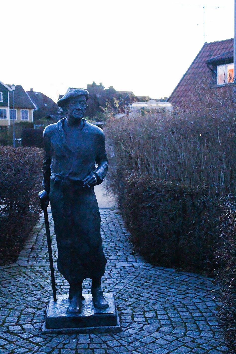 Piraten Kivik 2016 12 08 Nils Fritiof Adam Nilsson föddes den 4 December 1895. En man som ursprungligen kommer ifrån Vollsjö men bosatte sig i Malmö under sina vuxna år med ett sommar hus i Kivik.