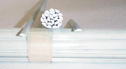 185 SPÅRLIST GLASFIBER Spårlisten är tillverkad av glasfi bergarn och polyester som stränggjutits. Den tillverkas i två olika profiler, halvrund och trapets.