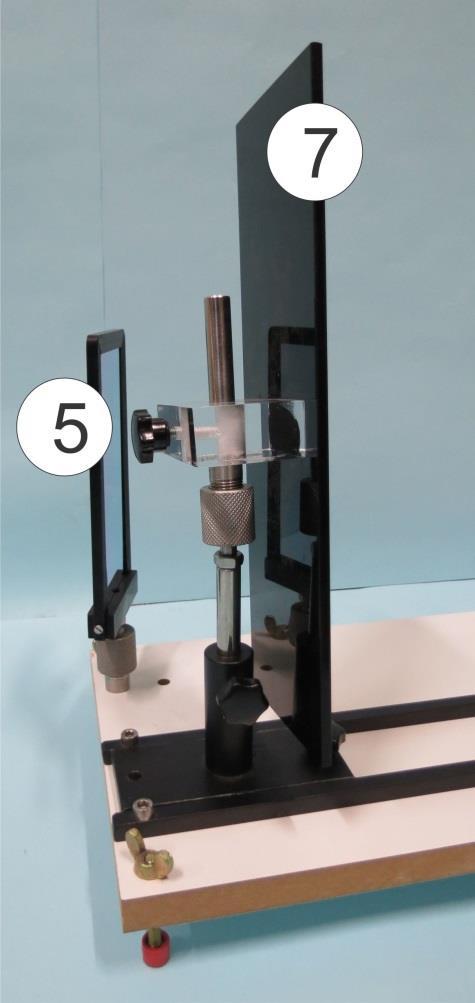 Den bakre panelen har en spänningsbrytare, och en kontakt för anslutning till elnätet (inskjuten bild i Fig. 4). Figur 3: Laserkälla och provhållare. [20] Kulled. Figur 4: Likspänningskälla.