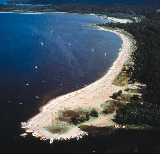 Då är det enkelt att njuta av kilometerlånga sandstränder, långgrunt vatten och närheten till naturen.