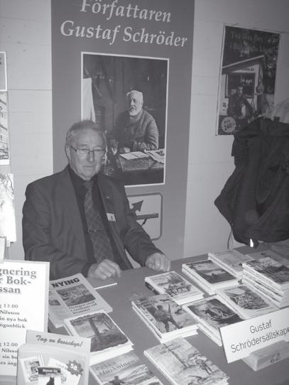 Tre dagar pågår mässan och för att klara av detta delades bemanningen upp under de här mässdagarna. Alf Davidsson (bilden t.h.) inledde under fredagen och på lördag var det Birgitta och Lars Mebius som pratade sig varma om Gustaf.
