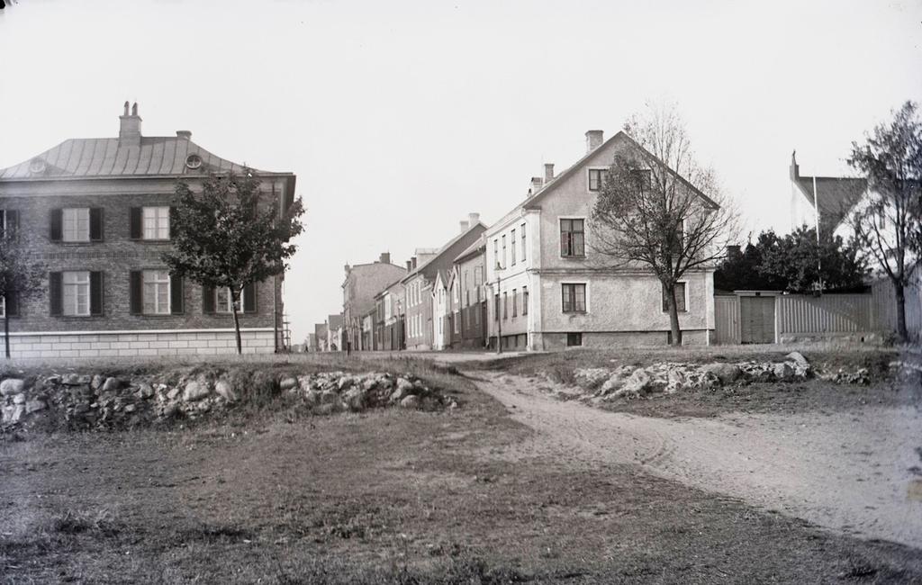 Holmporten Storgatans mynning ifrån öster 1929. Här låg Holmporten och vallen vars grundmur fortfarande syns. Foto: Kalmar läns museum.