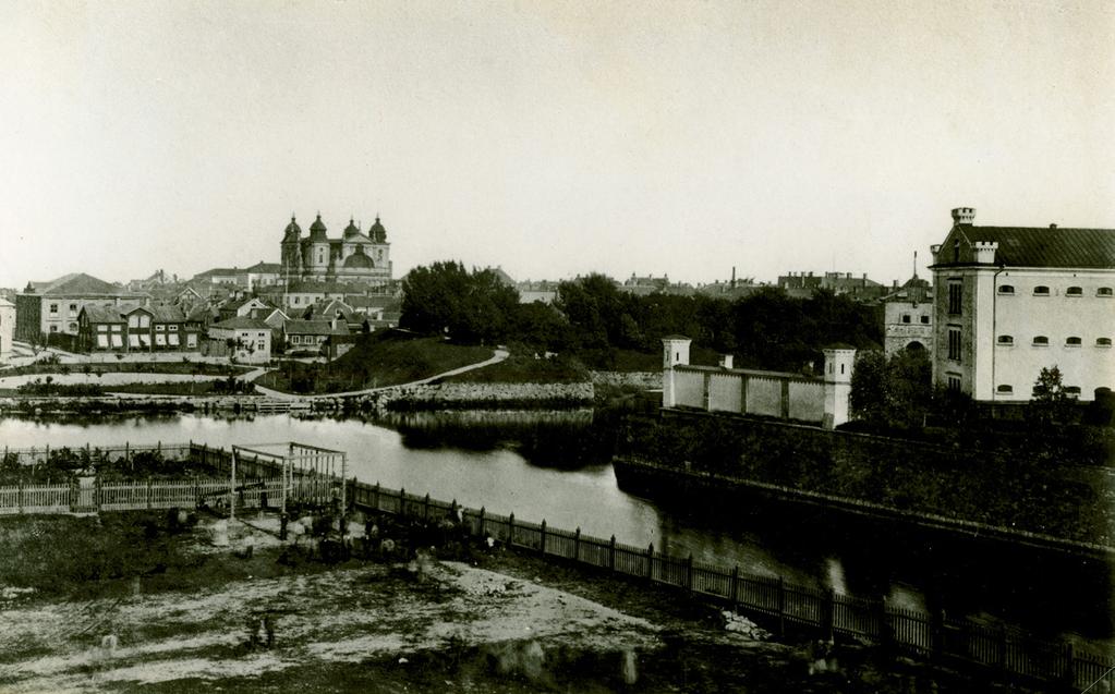 Gustavus Primus Bild tagen omkring 1880 från då nybyggda Tullbroskolan över Systraströmmen. Här kan man se rester efter den rivna Bastionen Gustavus Primus som omvandlats till park.