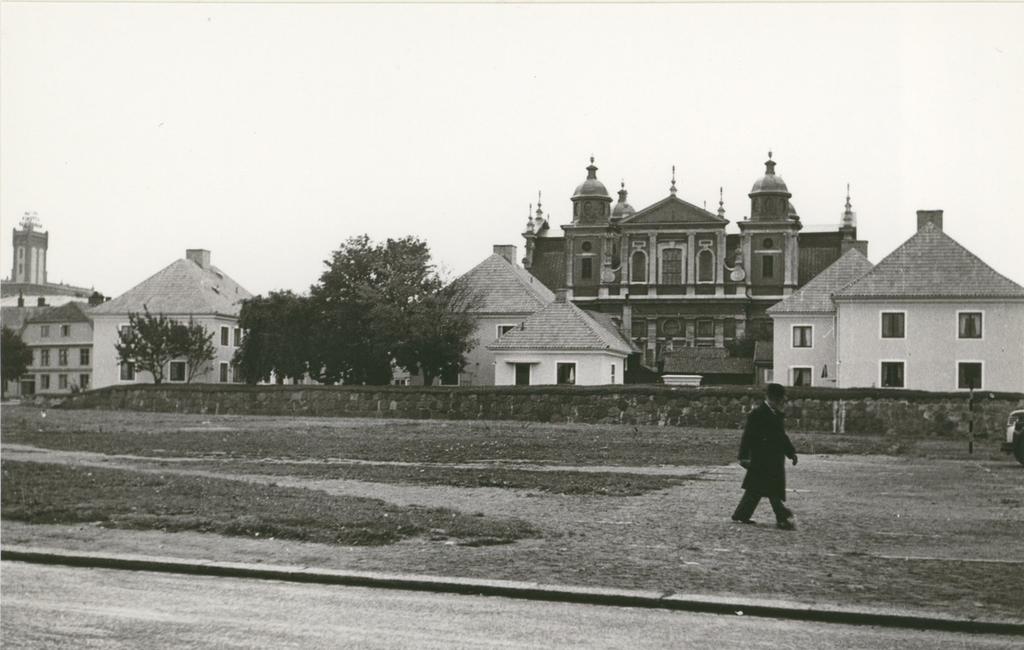 Fiskaregatan/Östra Sjögatan Kvarteret Muren ca 1940-tal. Muren som syns på bilden är troligen en rekonstruktion av den ursprungliga befästningsmuren. Foto: Kalmar läns museum.