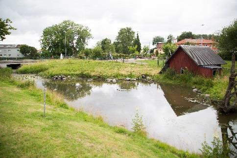 Diseröd och på Marstrand. Majoriteten av kommunens spillvatten skickas dock till Ryaverket i Göteborg.