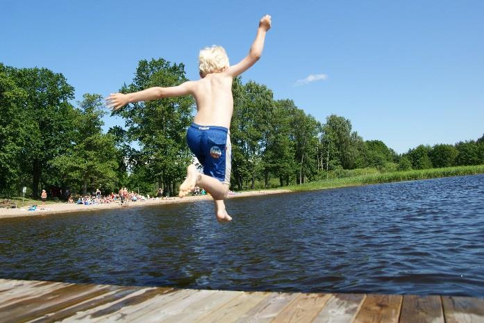 snabbare vid högre vattentemperaturer vilket ytterligare ökar smittrisken vid bad i simbassänger, sjöar, vattendrag och hav.