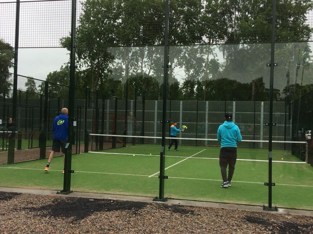 styrelsen tillsammans med Bill analyserat deltagande, intäkter och kostnader för tennisskolan och beslutat att erbjuda färre veckor 2018.
