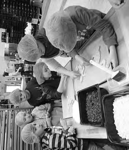 Die Kinder konnten Abläufe der Bäckerei beobachten und die riesigen Teigschüsseln bestaunen.