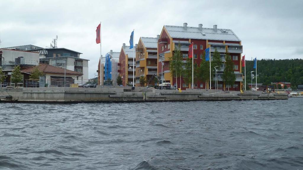 Tvärkajen Tvärkajen kan ur tillgänglighetssynpunkt upplevas som otillgänglig på grund av de höga hus som ligger i anslutning till kajen, och kan uppfattas som en barriär mellan centrum och kajen.